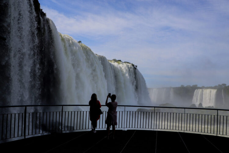 O Paraná se destaca por destinos como Foz do Iguaçu, Ilha do Mel, Londrina, Maringá e Ponta Grossa, que oferecem uma combinação de belezas naturais e turismo de aventura - Foto: Ari Dias/AEN