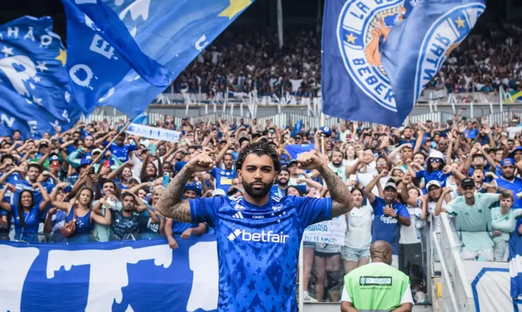 Gabigol é recepcionado por mais de 40 mil torcedores do Cruzeiro