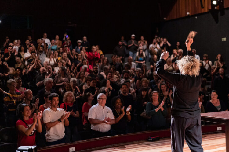 Teatro do Sesc da Esquina ficou lotado no último sábado (1º)  para receber a atriz, autora e diretora Denise Stoklos (Crédito: Alessandra Augusto)