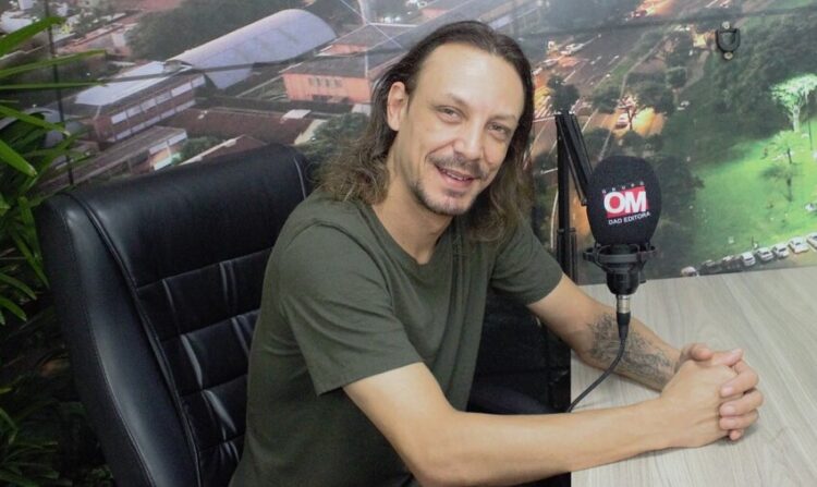 No estúdio do jornal O Maringá, André Drago conversou sobre seu trabalho de produtor musical (Crédito: Pamela Maria)