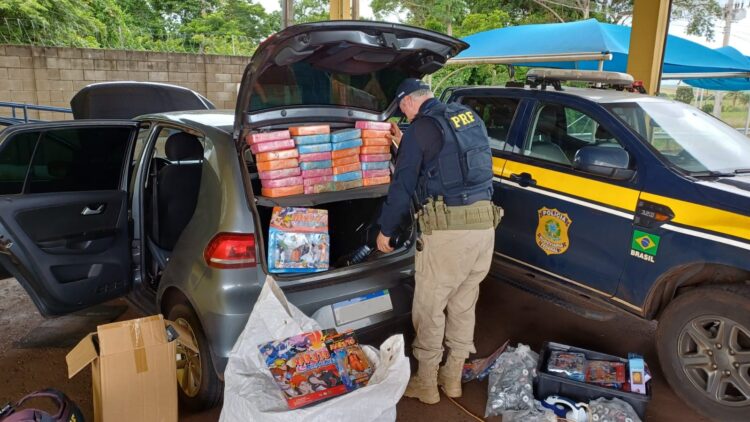 Inicialmente, foram encontrados diversos brinquedos no interior do veículo (Crédito: PRF)