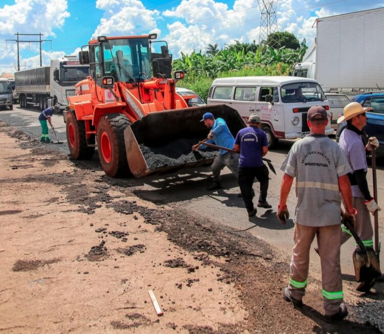 Operação de tapa-buracos com as equipes da Secretaria de Infraestrutura, no trabalho emergencial - Foto: Rafael Macri/Pref. de Maringá