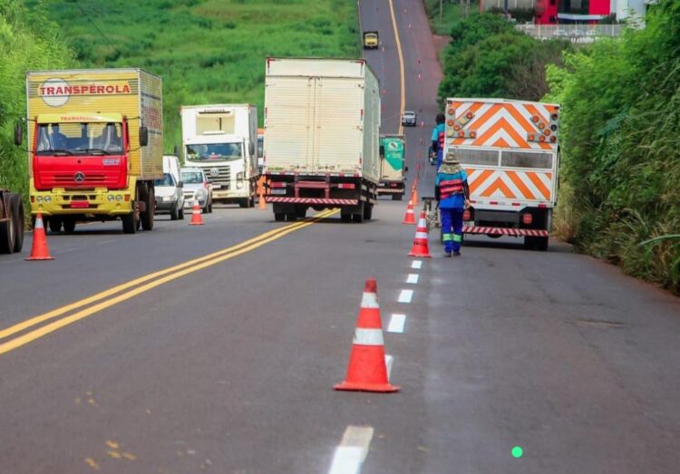 Na execução dos serviços estão a implantação de faixas refletivas no asfalto - Foto: Rafael Macri/Pref. de Maringá