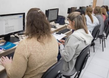 Os cursos são na modalidade EAD, com suporte presencial do professor mediador - Foto: Arquivo/Pref. de Maringá