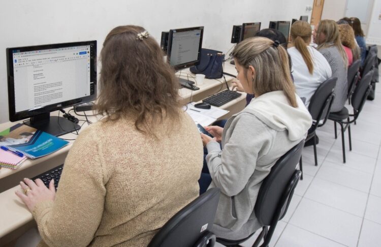 Os cursos são na modalidade EAD, com suporte presencial do professor mediador - Foto: Arquivo/Pref. de Maringá