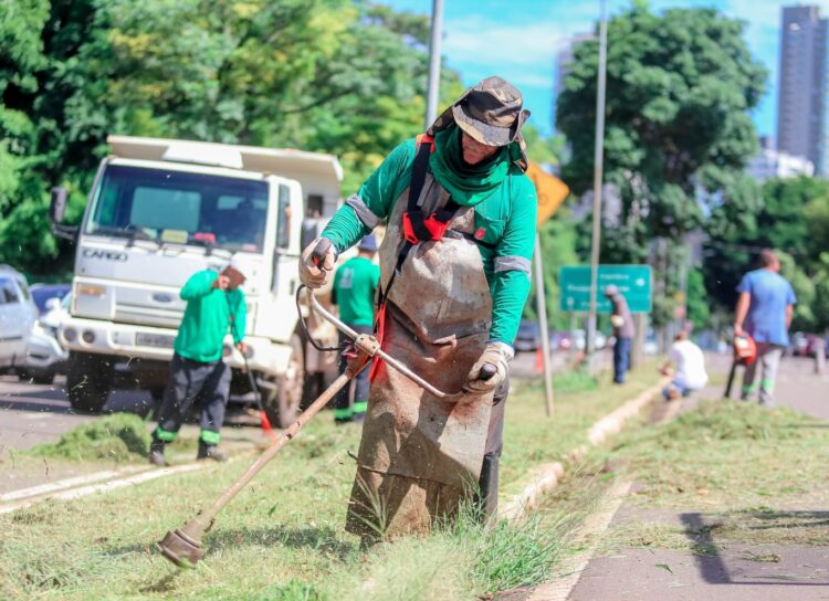 Os trabalhos reúnem em torno de 30 pessoas, além de três caminhões e uma retroescavadeira - Foto: Rafael Macri/Pref. de Maringá