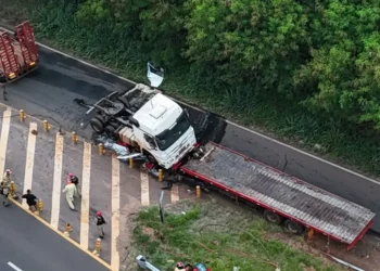 Carreta se desprende e mata motorista de caminhão prancha que a transportava