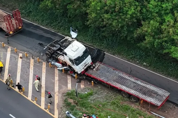 Carreta se desprende e mata motorista de caminhão prancha que a transportava