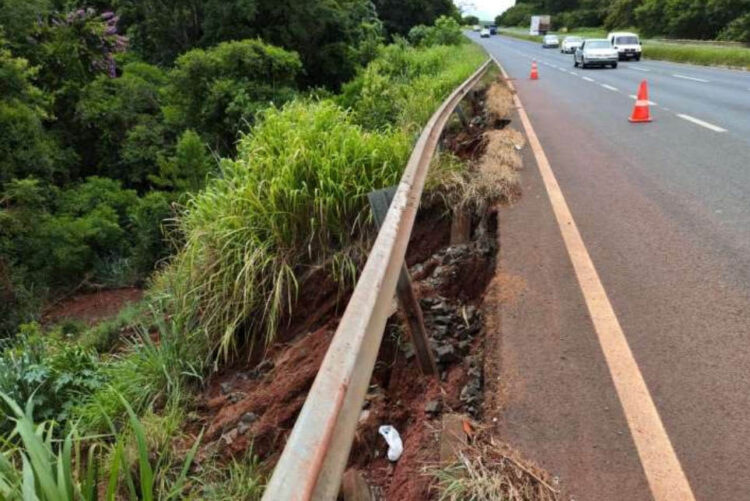 O dano causado pela erosão está concentrado no talude de aterro da rodovia, na altura do km 2+040 - Foto: DER-PR