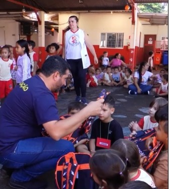 prefeitura de Floresta entrega kit escolar aos estudantes