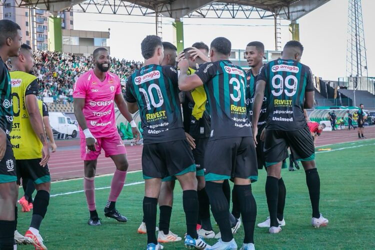 Max Miller foi o autor dos dois gols do Maringá FC no Coritiba