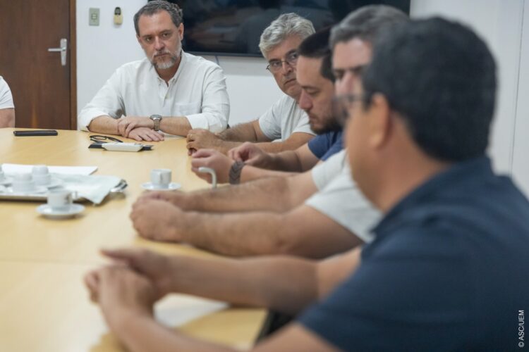 Reitor da UEM assina ordem de serviço para obras de reforma em blocos da UEM