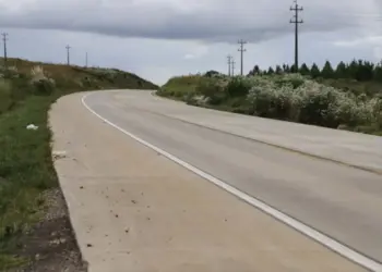 O pavimento de concreto, chamado de whitetopping (cobertura branca) bastante utilizado na Alemanha e EUA, já conta com centenas de quilômetros pelo Paraná - DER-PR