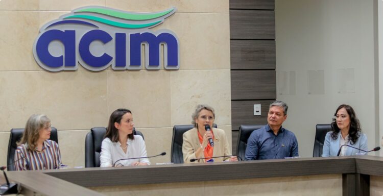 Sandra Jacovós participa de reunião do Acim Mulher e fala sobre liderança feminina