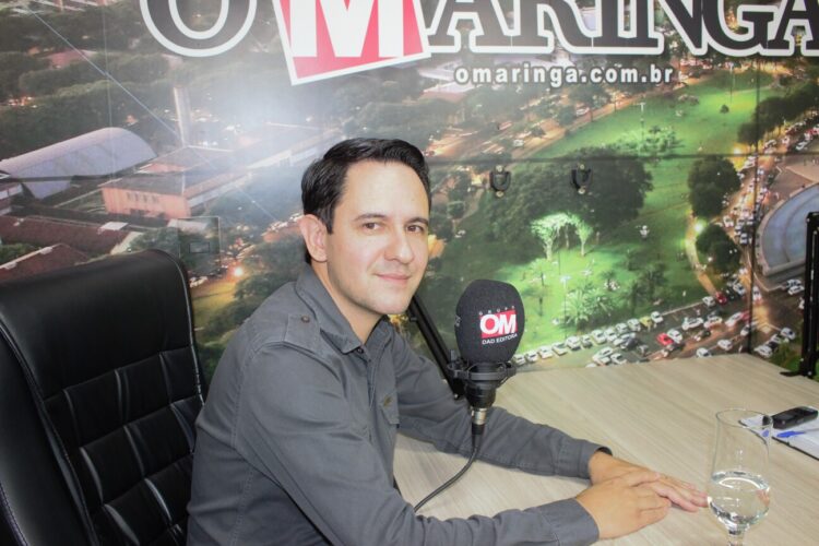 Tiago Valenciano, no estúdio do jornal (Crédito: Gabriel Tazinasso)