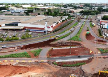 Foi iniciado o trabalho de escavação da ilha central para rebaixamento da pista da rodovia - Foto: DER-PR