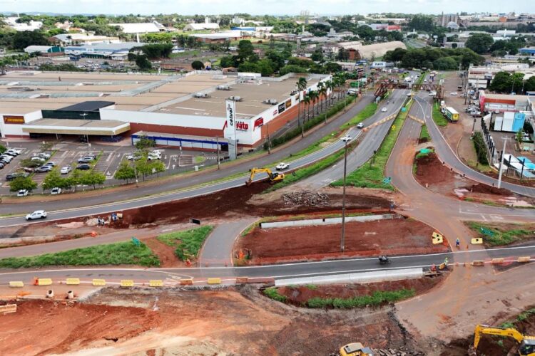 Foi iniciado o trabalho de escavação da ilha central para rebaixamento da pista da rodovia - Foto: DER-PR