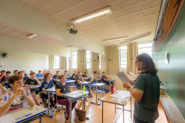 uem e outras universidade estaduais do paraná oferecem cursos de idiomas baratos para a comunidade externa