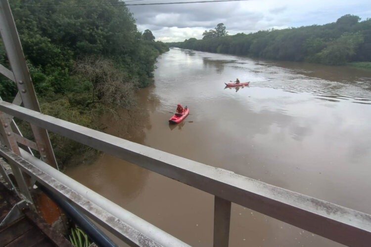 o menino foi arrastado pela correnteza e foi encontrado a cerca de 8 quilômetros do local em que havia desaparecido  - Foto: CBMPR