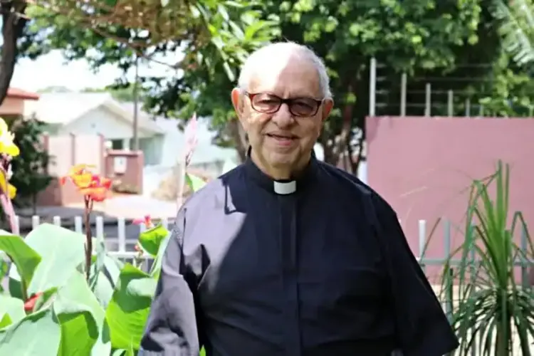 Dom José Maria Maione, bispo emérito de Umuarama, recebe alta