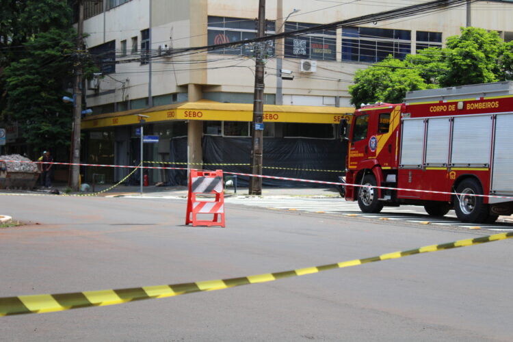 Reforma era feita na esquina do prédio, localizado no Centro de Maringá (Crédito: Cristiano Martinez)