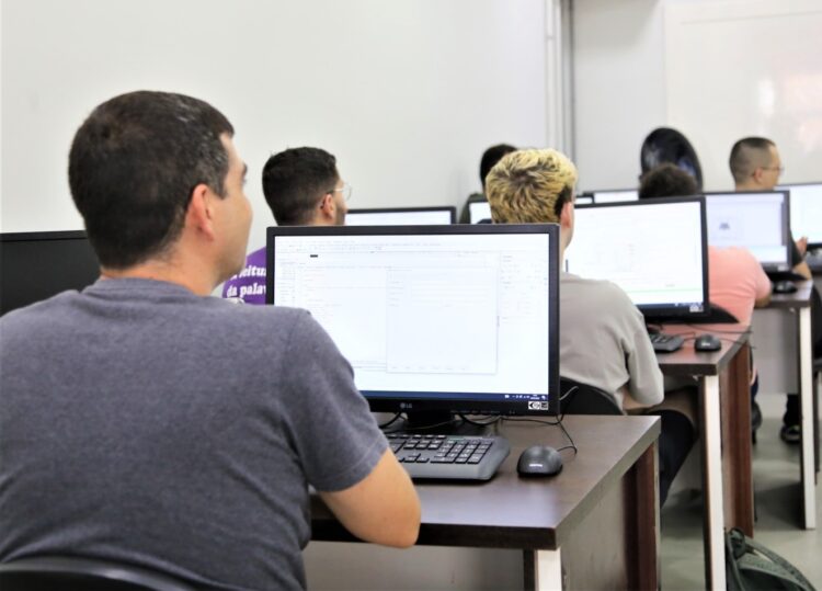 No total, são ofertadas 60 vagas, sendo 20 para cada um dos cursos: Introdução à Inovação e Design, Marketing Digital e Impressora 3D básico - Foto: Rafael Macri/Pref. de Maringá