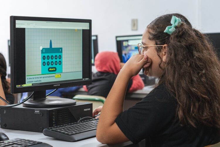 São mais de 500 mil estudantes paranaenses dos últimos anos do ensino fundamental e do ensino médio utilizando IA - Foto: Lucas Fermin/SEED