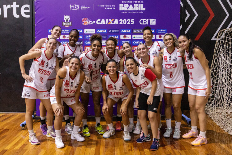 Grupo do Sesi comemora premiação individual com a ala/pivô Vitória (Crédito: Waltinho Milanetto)