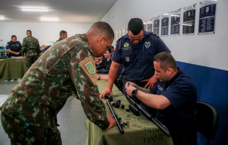 A capacitação abordou a montagem e desmontagem de armas e como atuar em situações de pane do equipamento Foto: Rafael Macri/Pref. de Maringá
