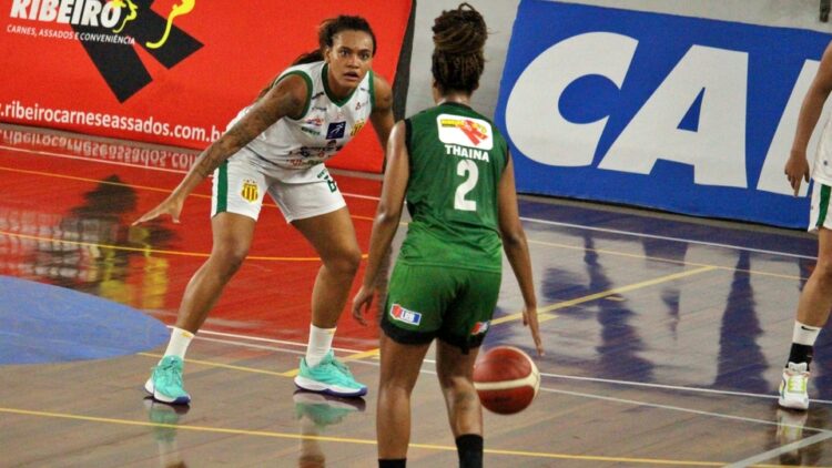 Lance do jogo disputado no ginásio da Arcom, neste sábado, 5 (Crédito: Carlos Jr.)