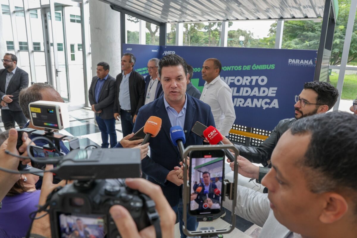 Guto Silva, secretário das Cidades, com prefeitos em Maringá