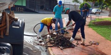 lixo no bueiro preocupa prefeitura de Mandaguaçu