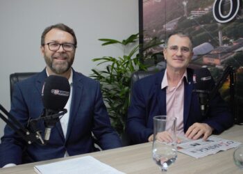 Marcos Luchiancenkol e Marcos Vanderlei de Souza no estúdio do jornal (Crédito: Pamela Maria)