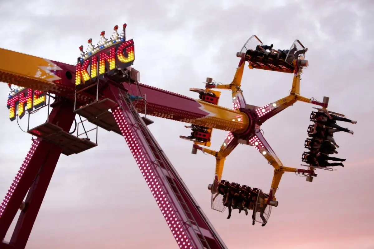 Brinquedo The King em operação, com assentos suspensos e pessoas se divertindo