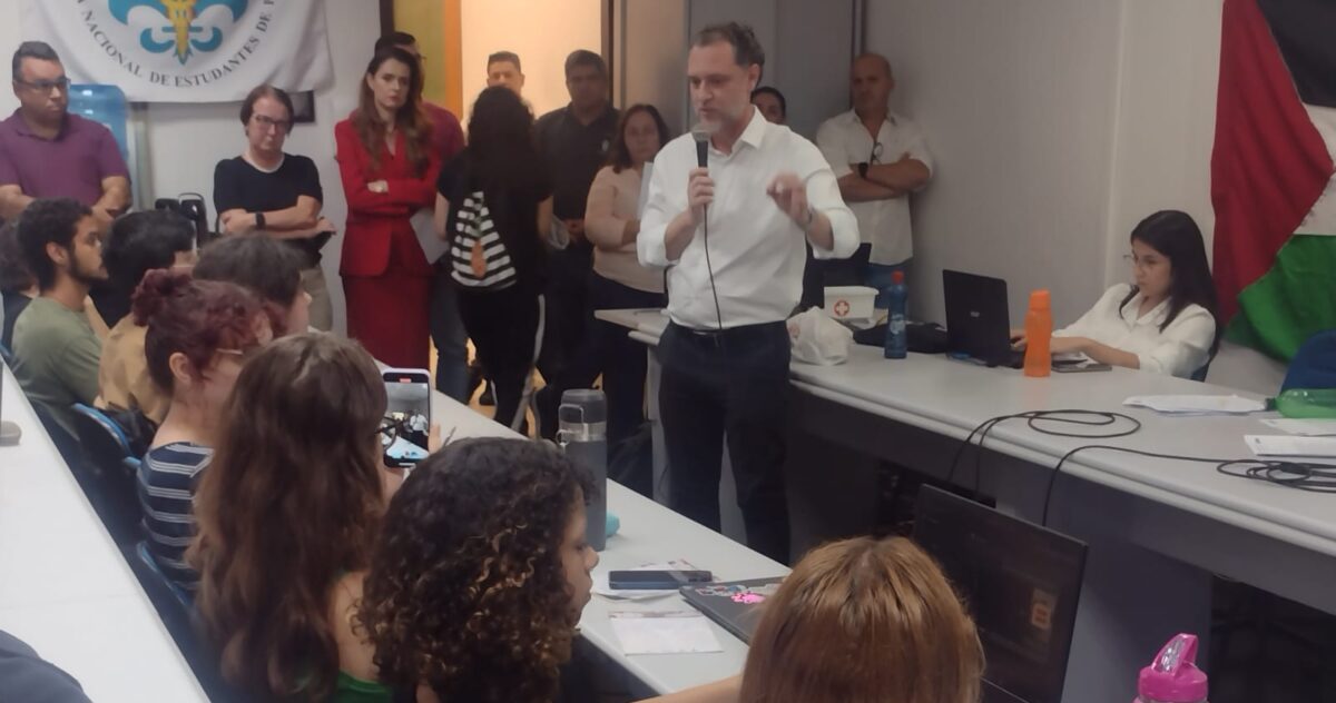 Reitor promete solução de problemas básicos da UEM cobradas por estudantes que participaram da ocupação da Reitoria