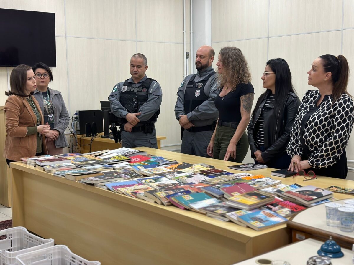 Presos de Paranacy recebem cerca de 300 livros do projeto Viagem do Livro, da Rede Evangelizar