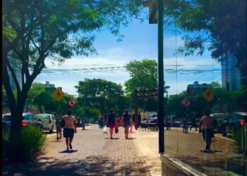 Em Maringá, na segunda principal data de vendas do varejo brasileiro, a maioria dos consumidores vai comprar no comércio físico - Foto: Isaine Neves