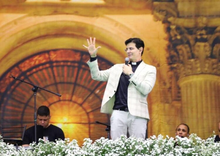 Padre Reginaldo Manzotti celebra Missa e faz show na Expoingá 2025 - Foto: Felipe Gusso