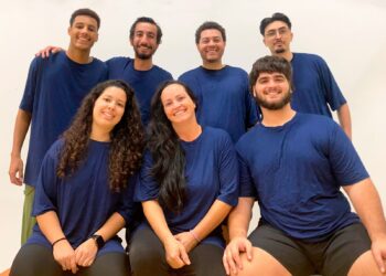 Espetáculo mistura canto ao vivo, manipulação de bonecos e muita ludicidade (Crédito: Divulgação)