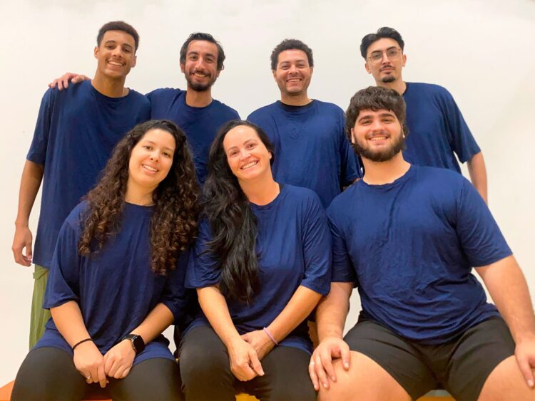Espetáculo mistura canto ao vivo, manipulação de bonecos e muita ludicidade (Crédito: Divulgação)