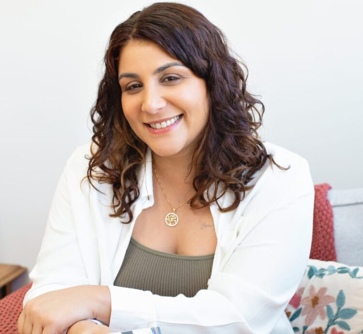 Psicóloga Jenyffer Carvalho é formada na Universidade Estadual de Maringá (UEM) com ênfase em saúde e processos clínicos (Crédito: Arquivo Pessoal)