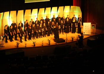 Apresentação de grupo coral em 2024, quando o FIC foi realizado no Calil Haddad, mesmo teatro de 2025 (Crédito: Arquivo/Cristiano Martinez)