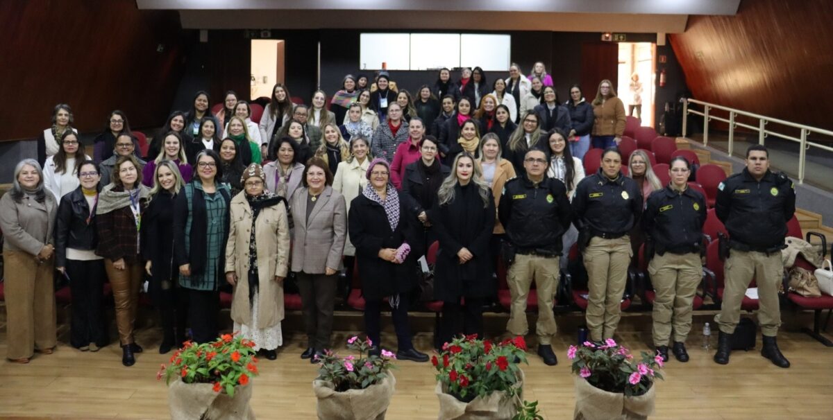 Evento para qualificação da política para mulheres reuniu representantes de 27 cidades