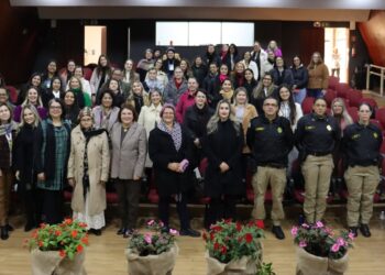 Evento para qualificação da política para mulheres reuniu representantes de 27 cidades