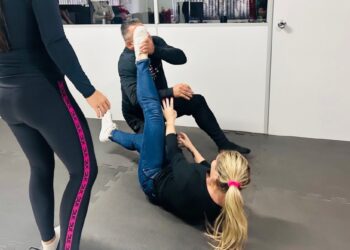 Egressas e monitoradas do complexo penal de Maringá recebem noções de defesa pessoal