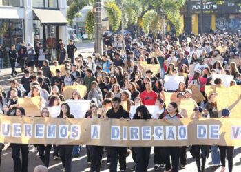 Alunos do Colégio Moisés Maluf não aceitam destituição de diretoria eleita e fazem protesto nas ruas