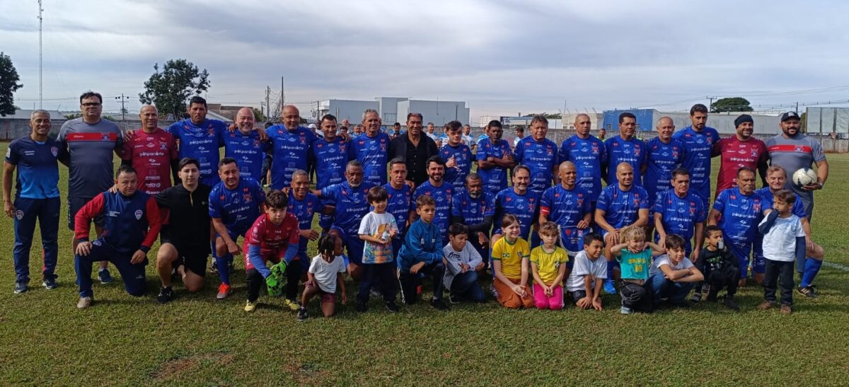IAS Legends promove futebol solidário na região com grandes nomes do futebol