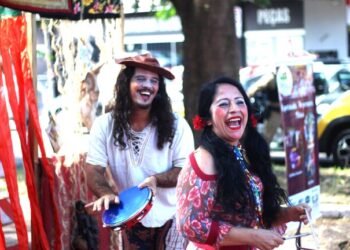 Em cena, os atores Adriano Braga e Iara Ribeiro (Crédito: Arquivo/Cristiano Martinez)