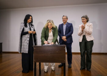 Adriana Palmieri assina documento diante da primeira-dama e presidente do Pra Somar, Bernadete Barros, do prefeito Silvio Barros e da vice-prefeita Sandra Jacovós (Credito: Rafael Macri/PMM)