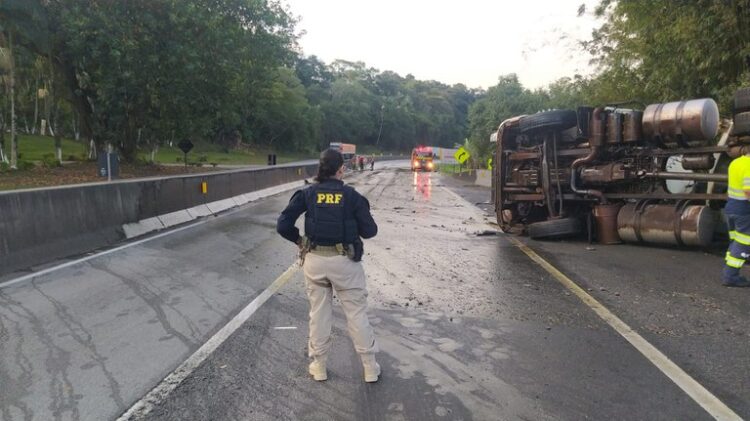 Sinistro de trânsito ocorrido em Morretes (PR), no último dia 26. Tombamento de caminhão-tanque com derramamento de óleo vegetal e interdição da via. Caminhoneiro sofreu lesões leves. Crédito: PRF
